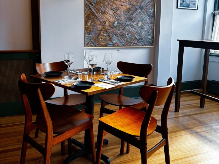 Louie's Next Door Wine Bar